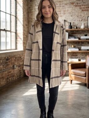 Potter's Pot tan and black open from plaid soft jacket size M